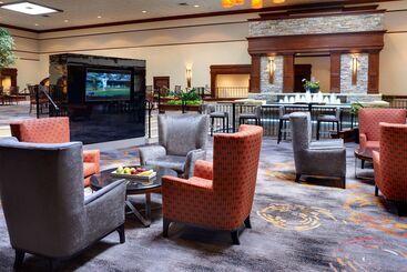 هتل Doubletree By Hilton Detroit  Dearborn