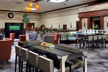 هتل Doubletree By Hilton Detroit  Dearborn