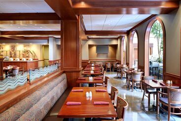 هتل Doubletree By Hilton Detroit  Dearborn