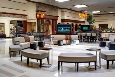 هتل Doubletree By Hilton Detroit  Dearborn
