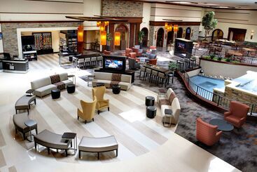 هتل Doubletree By Hilton Detroit  Dearborn