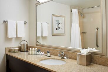 هتل Doubletree By Hilton Detroit  Dearborn