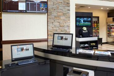 هتل Doubletree By Hilton Detroit  Dearborn