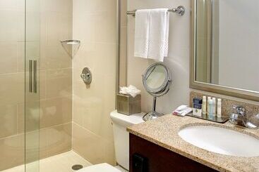 هتل Doubletree By Hilton Detroit  Dearborn