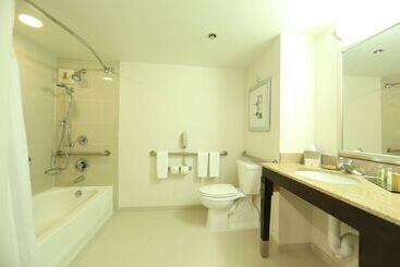 هتل Doubletree By Hilton Detroit  Dearborn