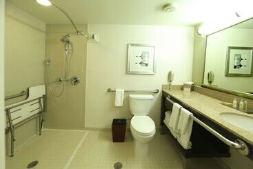 هتل Doubletree By Hilton Detroit  Dearborn