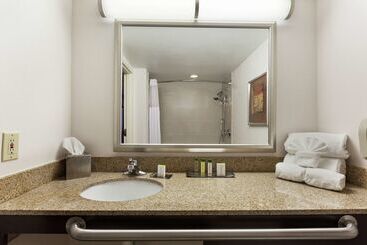 هتل Doubletree By Hilton Detroit  Dearborn