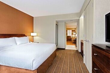 هتل Doubletree By Hilton Detroit  Dearborn