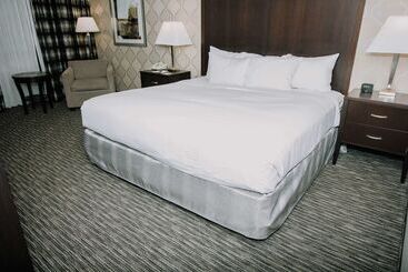 هتل Doubletree By Hilton Detroit  Dearborn