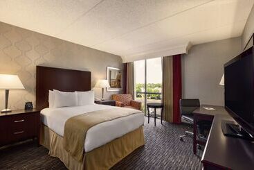 هتل Doubletree By Hilton Detroit  Dearborn