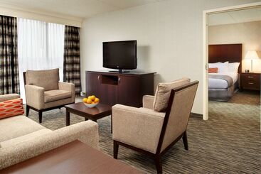 هتل Doubletree By Hilton Detroit  Dearborn