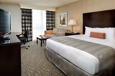 هتل Doubletree By Hilton Detroit  Dearborn