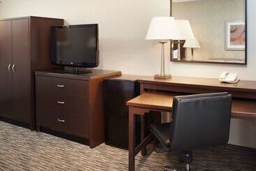 هتل Doubletree By Hilton Detroit Dearborn