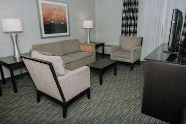 هتل Doubletree By Hilton Detroit  Dearborn