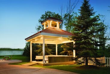 هتل Hilton Garden Inn Niagaraonthelake