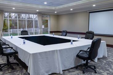 هتل Hilton Garden Inn Niagaraonthelake