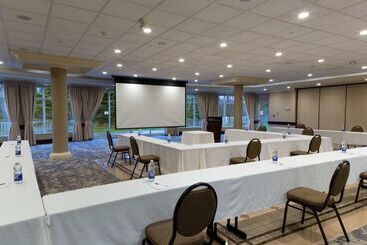 هتل Hilton Garden Inn Niagaraonthelake