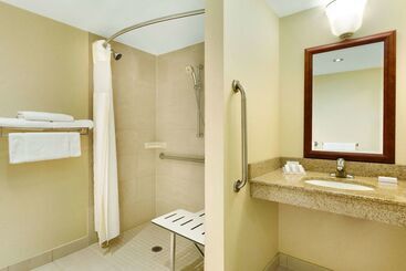 هتل Hilton Garden Inn Niagaraonthelake