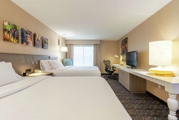 هتل Hilton Garden Inn Niagaraonthelake