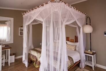 هتل Kalahari Anib Lodge