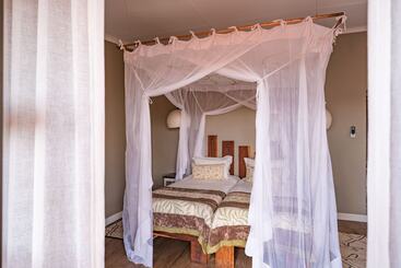 هتل Kalahari Anib Lodge