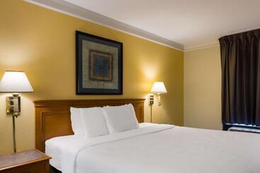 هتل Super 8 By Wyndham Savannah