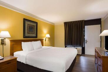 هتل Super 8 By Wyndham Savannah