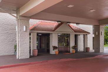 هتل Super 8 By Wyndham Savannah