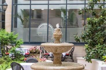 Queen S Court Hotel & Residence