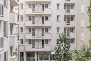 Queen S Court Hotel & Residence