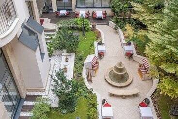 Queen S Court Hotel & Residence
