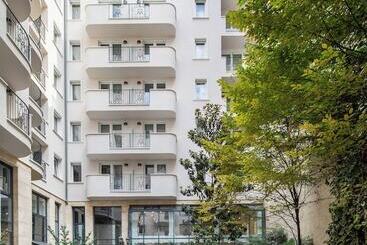 Queen S Court Hotel & Residence