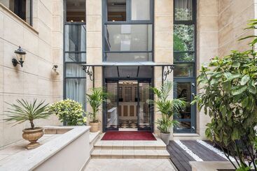Queen S Court Hotel & Residence