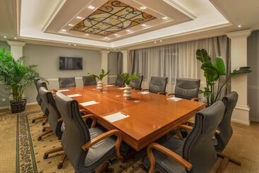 Queen S Court Hotel & Residence