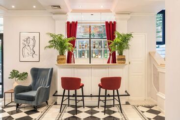 Queen S Court Hotel & Residence