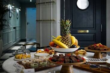 Queen S Court Hotel & Residence