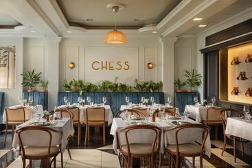 Queen S Court Hotel & Residence