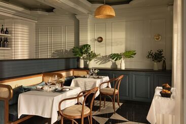 Queen S Court Hotel & Residence