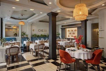 Queen S Court Hotel & Residence