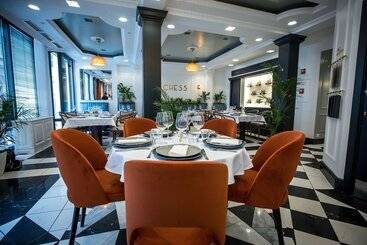 Queen S Court Hotel & Residence