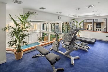Queen S Court Hotel & Residence