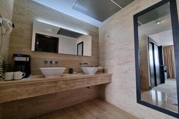 هتل Trinitarias Suites