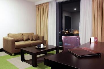 هتل Trinitarias Suites