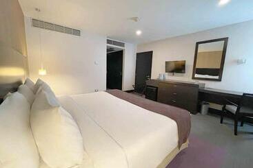 هتل Trinitarias Suites