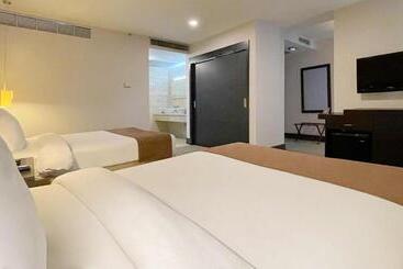 هتل Trinitarias Suites