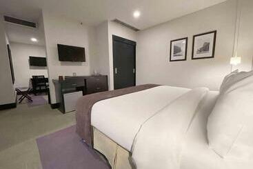 هتل Trinitarias Suites