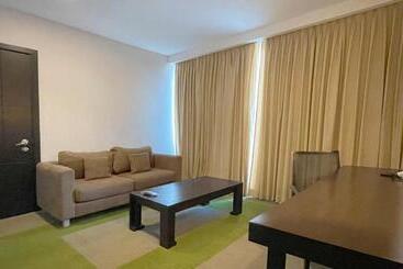 هتل Trinitarias Suites