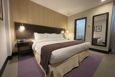 هتل Trinitarias Suites