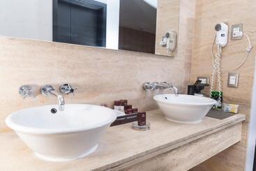 هتل Trinitarias Suites