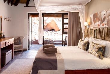 Hotel Twyfelfontein Country Lodge